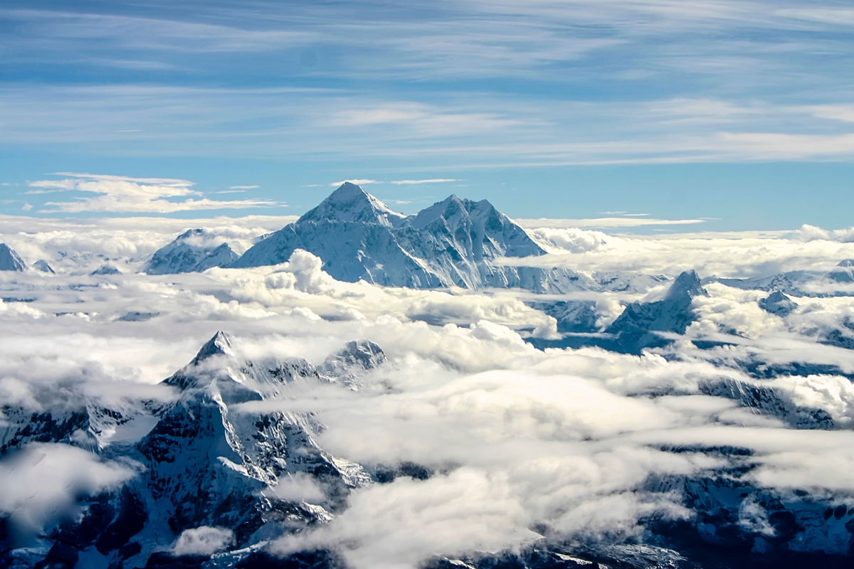 Apa yang Terjadi pada Tubuh Manusia Saat Mendaki Puncak Everest