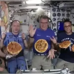 Astronot Pamer Pembuatan Pizza di Luar Angkasa dalam Gravitasi Nol