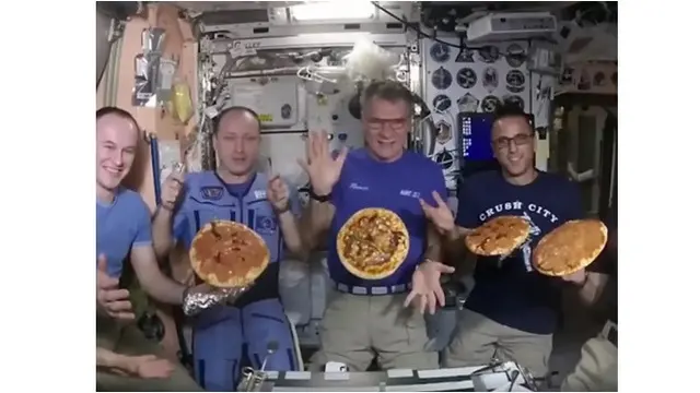 Astronot Pamer Pembuatan Pizza di Luar Angkasa dalam Gravitasi Nol