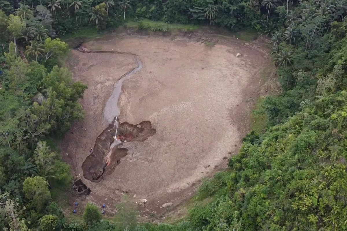 Fenomena Menghilangnya Air Telaga Blembeng Misteri Sinkhole di Kebumen